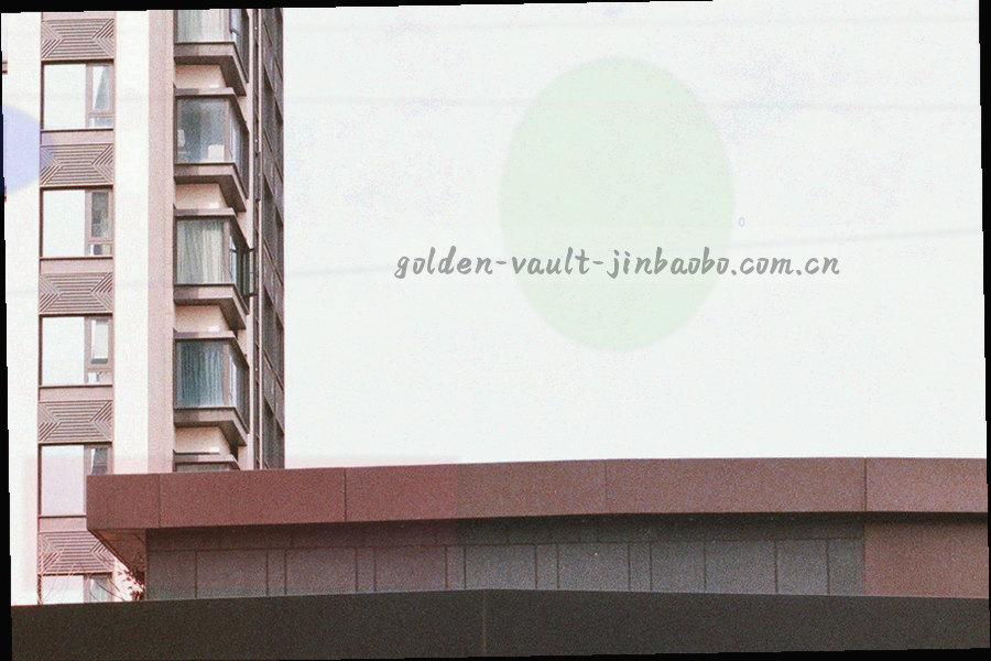 重庆老城区街巷与本地保洁工具的局部特写，暖金色调，画面中没有正面人物